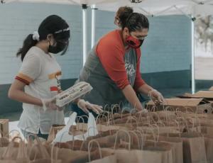 Festivals, associations, services publics : les bénévoles font-ils tourner la France ?
