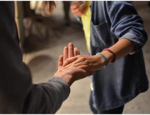 Les pairs-aidants améliorent la qualité de l’accompagnement social