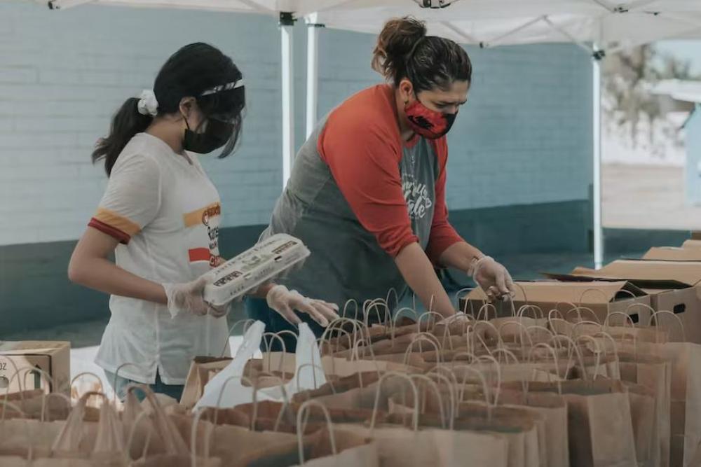 Festivals, associations, services publics : les bénévoles font-ils tourner la France ? Festivals, associations, services publics : les bénévoles font-ils tourner la France ?
